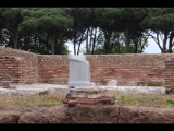 02163 ostia - regio ii - insula viii - quattro tempietti (ii,viii,2) - cella des rechten tempels - 2019.jpg